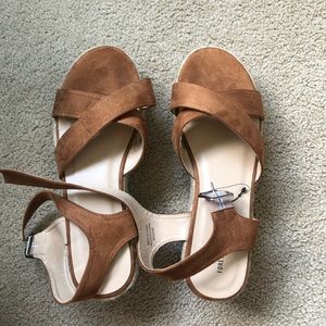 NEVER WORN platform sandals